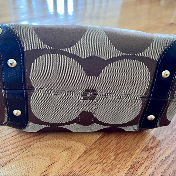 COACH SIGNATURE
Canvas/leather/metal strap.
Great condition. Measures at 12"x9". - Picture 2 of 6